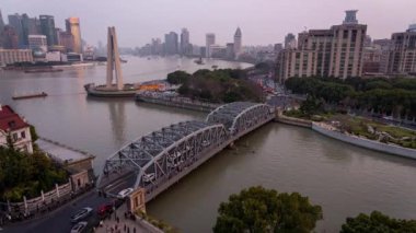 Çin Halk Cumhuriyeti, Şangay 'ın merkezindeki Waibaidu Köprüsü Huangpu Nehri' nin günden geceye geçişi.