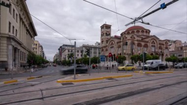 Yunanistan 'da Atina' ya yakın Pire 'deki Kutsal Üçlü önünde trafiğin hızlandırılmış klibi