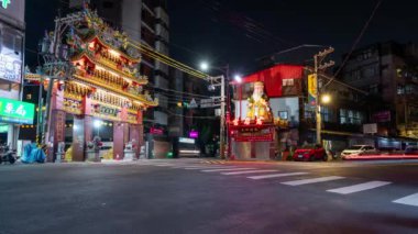 Tayvan 'ın merkezindeki Taipei' de eski bir tapınak ile trafiğin hızlandırılmış gece klibi