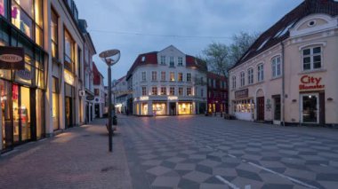 Danimarka 'nın eski Aalborg kasabasında Bredegade caddesinden geçen insanlar. Zaman aşımı klibi