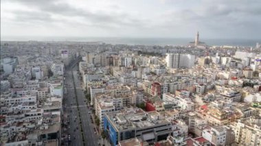 Fas 'taki Casablanca siluetinin arka planında güzel Hasan II camii olan hızlandırılmış klibi.