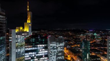 Almanya 'da Frankfurt şehrinin gece vakti düşüşü yüksek bir bakış açısıyla görülüyor