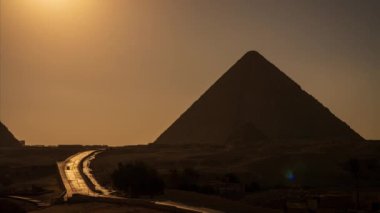 Güneş, Giza 'daki Khafre Piramidinin arkasında Mısır' daki Kahire yakınlarında batıyor.