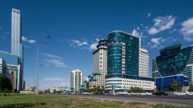 Astana, Kazakistan 'daki Pekin Sarayı' nın yakınlarındaki işlek bir caddeden zaman klibi.