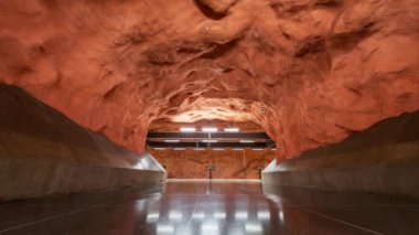 Stockholm, İsveç 'teki güzel metro istasyonunun zaman klibi.