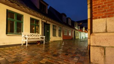 Danimarka 'nın Aalborg şehrinde gece vakti görülen eski ve güzel evlerin olduğu bir caddenin zaman aralığı.