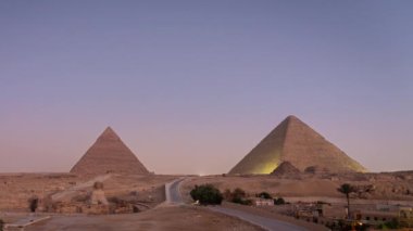 Mısır 'ın Kahire yakınlarındaki Giza' daki en büyük iki piramidin yakınında. Sabahın erken saatlerinde çekilmiş. Zaman aşımı klibi