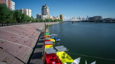 Astana, Kazakistan 'da Ishim Nehri' nde renkli kiralık tekneler görüldü.