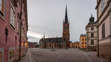 İsveç 'in eski Stockholm kasabasındaki Riddarholmen Kilisesi bulutlu bir günde görüldü. Zaman aşımı klibi