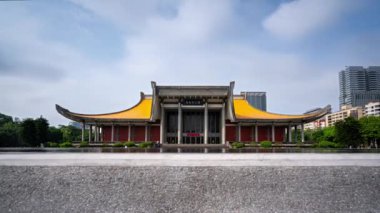 Taipei, Tayvan 'daki Sun Yat Memorial Hall' un zaman aşımı klibi ve öndeki havuz.