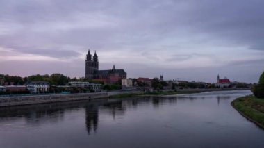 Almanya 'nın Magdeburg ve River Elbe kentlerinde gece gündüz yaşanan gecikme. Arka planda Magdeburg Katedrali var..