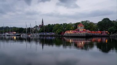 Flensburg, Kuzey Almanya 'da gün batımında görülen Marina ve restoranlar. Zaman aşımı