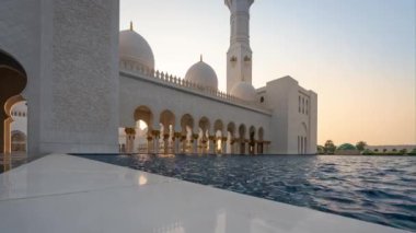 Abu Dabi, Birleşik Arap Emirlikleri 'ndeki güzel Şeyh Zayed Büyük Camii' nin içinde, önünde bir gölet olan zaman atlaması.