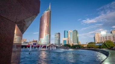 Astana, Kazakistan 'daki ünlü Nurzhol Bulvarı' ndaki çeşmeden hareket halindeyiz.