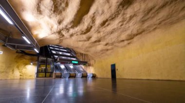 İsveç 'teki Stockholm yakınlarındaki Akalla metro istasyonuna gelip giden insanların hızlandırılmış videosu.