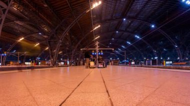 Gece Leipzig (Almanya) ana istasyonuna gelen ve giden tren.