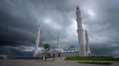 Kazakistan 'daki Astana Büyük Camii' nin zaman aşımı. Fırtına bulutları yaklaşıyor.