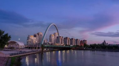 Astana, Kazakistan 'da Ishim Nehri' ni geçen modern bir karayolu köprüsünün gece hızlandırılmış klibi