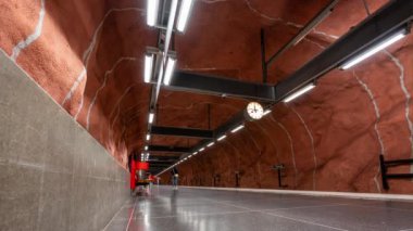 İsveç 'in Stockholm kentindeki Belediye Binası metro istasyonuna (Raadhuset) ulaşan ve giden trenlerin hızlandırılmış klibi