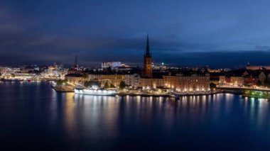 İsveç 'in başkenti Stockholm' de Mariabjerget 'ten gece gündüz uzaklaşıyor.