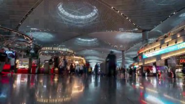 Türkiye 'de yeni inşa edilen İstanbul Uluslararası Havalimanı' nın iç terminalinden geçen insanların hızlandırılmış videosu
