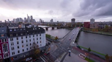 Almanya 'da Frankfurt' ta ve Main Nehri 'nde ufuk çizgisi günden geceye uzuyor.