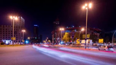 İspanya 'nın Barcelona kentindeki Placa Espanya şehrinde, Arenas de Barcelona' nın da arkasında olduğu gece trafiği hızlandırılmış.