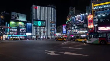 Taipei, Tayvan 'ın merkezindeki Ximen caddesinde yoğun bir kavşakta çekilen hızlandırılmış gece videosu.