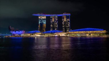Singapur 'daki ünlü Marina Bay Sands Oteli' nin gece yarısı klibi.