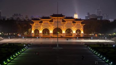 Tayvan 'ın Taipei kentindeki Özgürlük Meydanı' nın gece manzarası. Bir zaman aşımı klibi