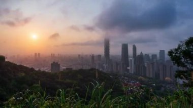 Tayvan 'daki Taipei siluetinin merkezindeki ikonik Taipei 101 ile gündüz gece hızlandırılmış klibi.