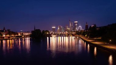 Almanya 'da Frankfurt' ta ve Main Nehri 'nde gece gündüz ufuk çizgisi var.
