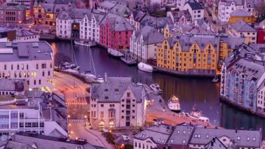 Merkezi Aalesundet kanalı olan Norveç 'in güzel Alesund şehrinin hava manzarası. Zaman aşımı klibi
