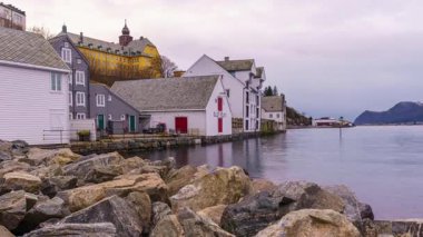 Norveç, Aalesund 'daki eski binaların zaman atlamalı klibi iskeleden görüldü.