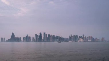 Katar 'da Doha' nın ufuk çizgisi gece gündüz uzanıyor.