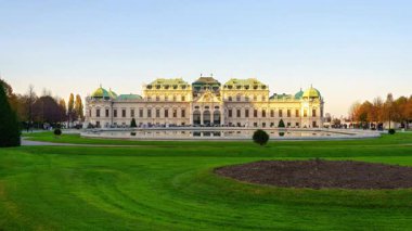 Avusturya 'nın başkenti Viyana' daki Belvedere Kalesi 'nin gündüz-gece klibi