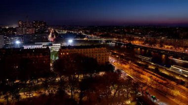 Paris, Fransa 'dan Eiffel Kulesi' nin batıya bakan görüntüsü gün batımından hemen sonra görülüyor.