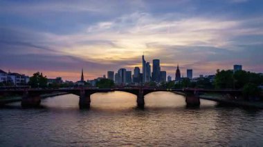 Frankfurt, Almanya ve Ana Nehir 'deki ufuk çizgisi günden geceye uzanıyor.
