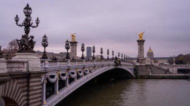 Pont Alexandre köprüsünden Paris, Fransa ve arkadaki Invalides nehrinden gece gündüz görüntüler.