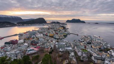 Norveç 'teki Aalesund şehrinin ve etrafındaki suların, gün be gece zaman geçişi güzel.