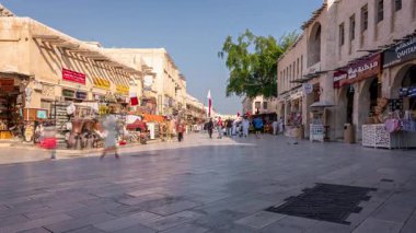 Katar, Doha 'daki Souq Waqif' in güzel sokaklarından birinden geçen insanların hızlandırılmış videosu.