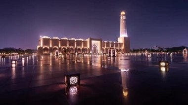 Katar 'ın Doha kentindeki İman Muhammed İbn-i Vahab Camii gece görüldü. Zaman aşımı klibi
