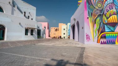 Katar, Doha 'daki Al Mina bölgesindeki renkli evlerden zaman aşımı videosu