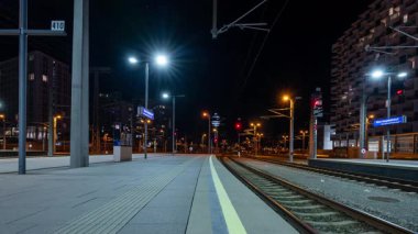 Avusturya, Viyana 'daki ana istasyona gece gelen ve giden trenlerin hızlandırılmış klibi