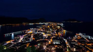 Norveç 'teki Aalesund şehrinin ve çevreleyen suların zaman aşımına uğradığı günden geceye güzel bir yolculuk.