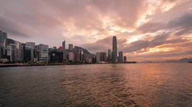 Güzel bir gün ve gece Hong Kong Adası 'nın siluetinin hızlandırılmış klibi.