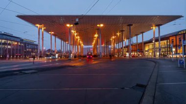 Almanya 'nın Kassel kentindeki Wilhelmshhe tren istasyonundan tramvay ve araçlarla geçen zaman aşımı klibi.