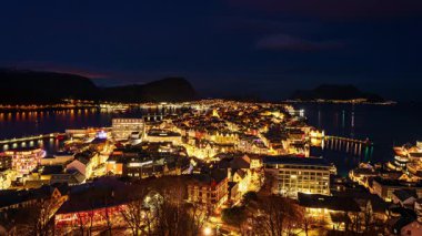 Norveç 'in güzel şehri Aalesund' un rengarenk gecelerden gündüzlere geçiş zamanı. 