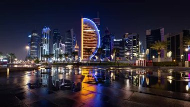 Katar 'ın başkenti Doha' nın ufuk çizgisi gece vakti doluyor.