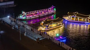 Mısır 'ın Kahire kentindeki Nil nehrinde aydınlatılmış turist teknelerinin hızlandırılmış klibi